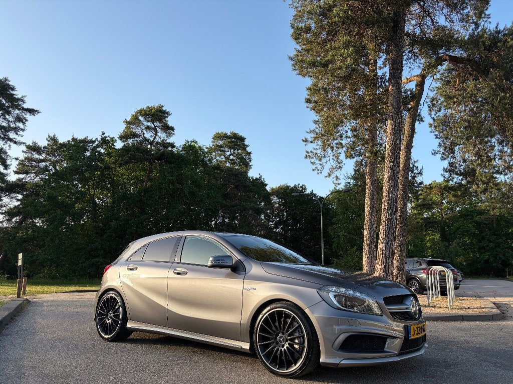 Mercedes-Benz A-Klasse A 45 AMG 4MATIC Grijs, Auto's, Automaat, Navigatiesysteem, Zwart, 4 cilinders