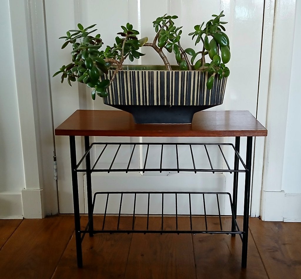 Midcentury retro vintage tafeltje met tijdschriftenrek - bij, Gebruikt, Metaal, Bijzettafel met lectuurbak, Vintage