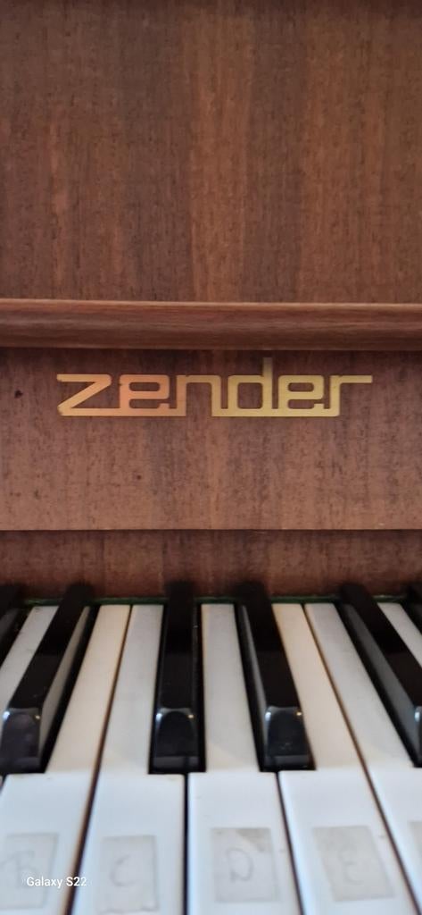 Zender Piano - 1 toets defect, moet gestemd worden, Muziek en Instrumenten, Piano's, Ophalen