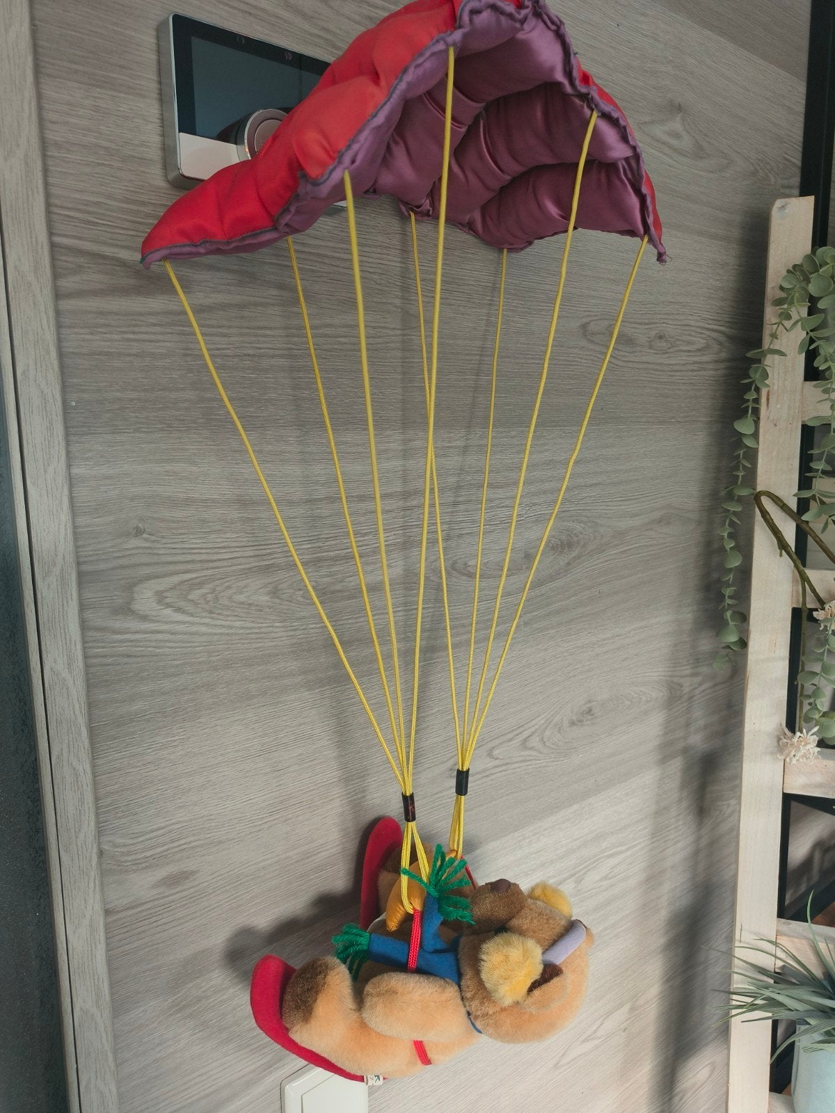 Vintage Polar Bear met Parachute, Ophalen of Verzenden