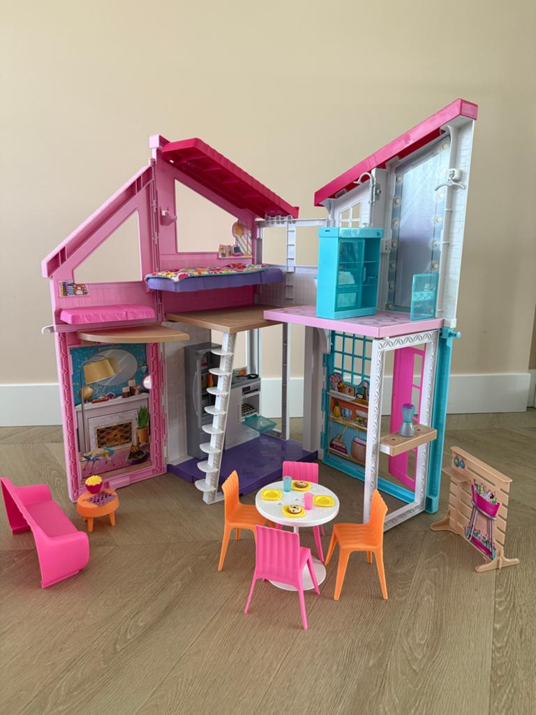 Barbie villa Malibu met meubels en accessoires, Ophalen of Verzenden, Zo goed als nieuw, Barbie