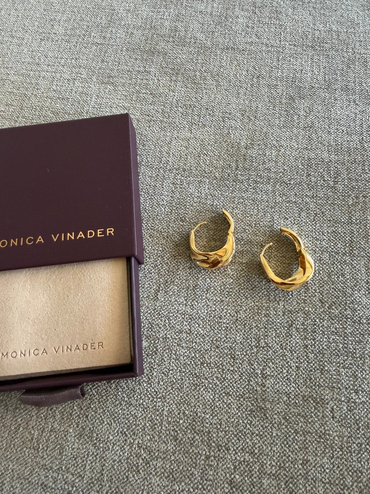 Monica Vinader oorbellen, nieuw, Verzenden, Nieuw, Knopjes of Stekers, Goud