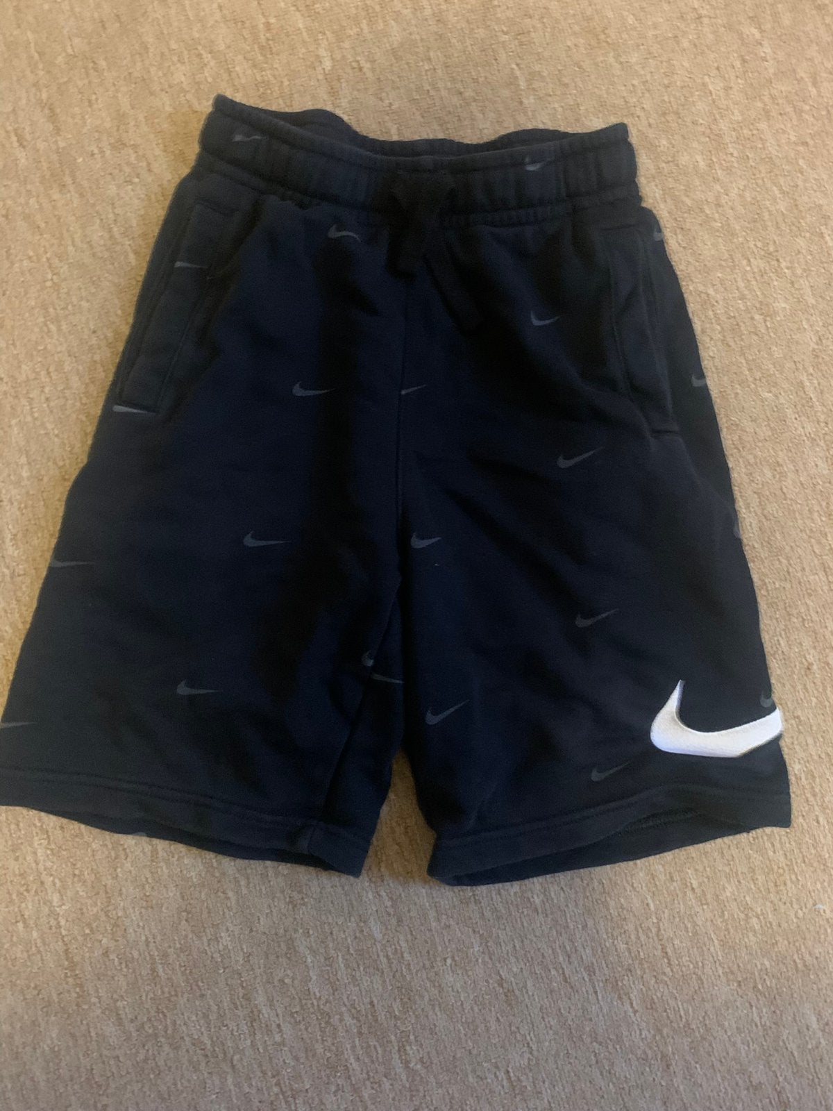 Korte broek nike 137-148, Verzenden, Zo goed als nieuw, Jongen, Sport- of Zwemkleding