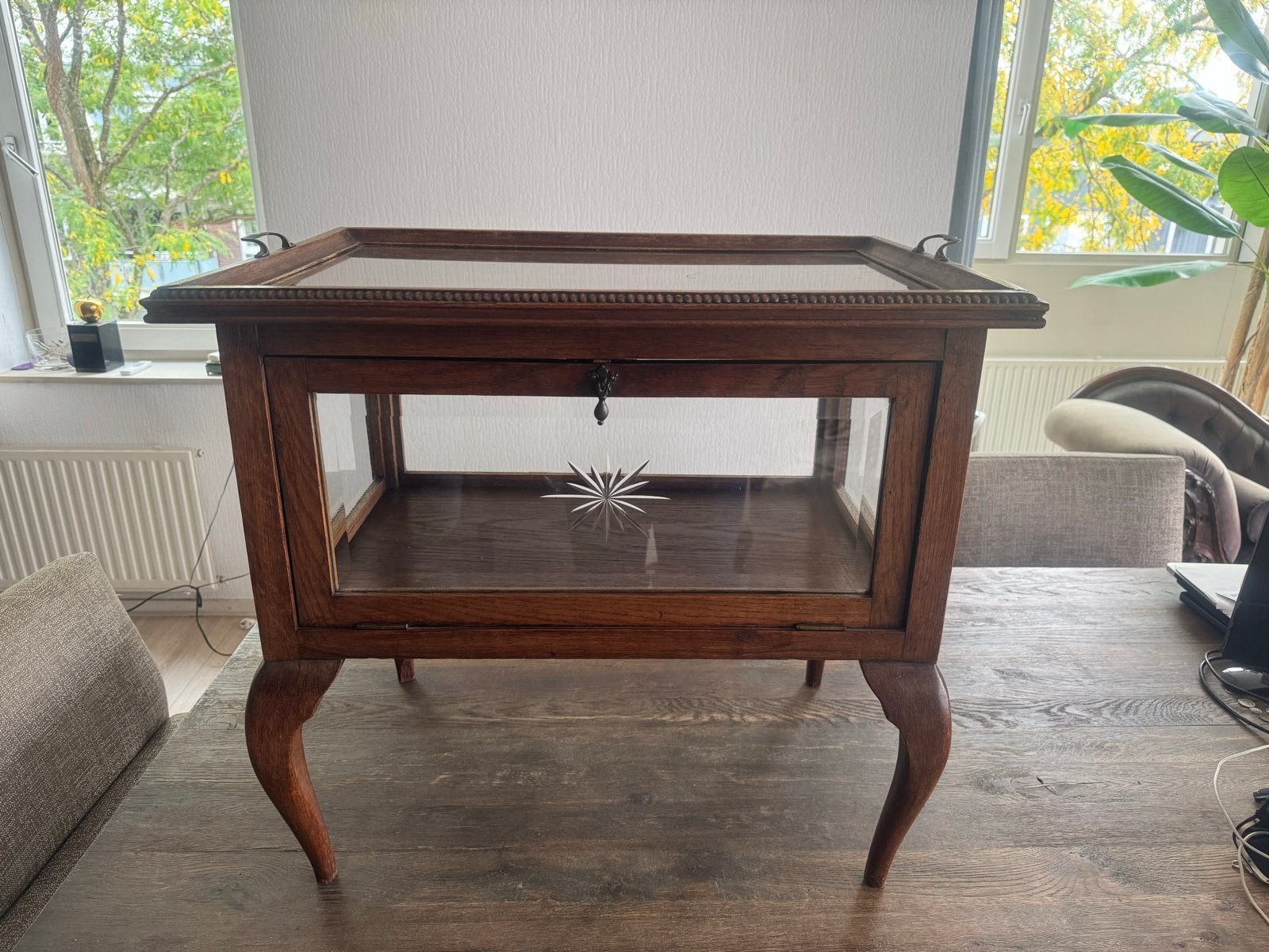 Antieke theewagen/vitrinekastje, Ophalen