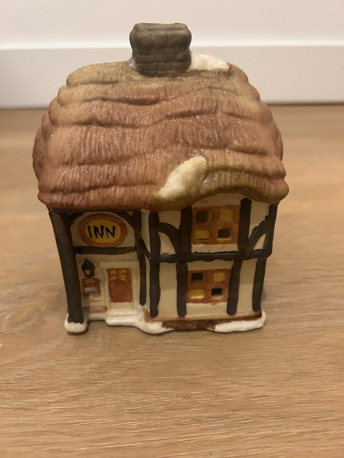 Porseleinen Lichthuisje 'Inn' met rieten dak, Antiek en Kunst, Ophalen of Verzenden