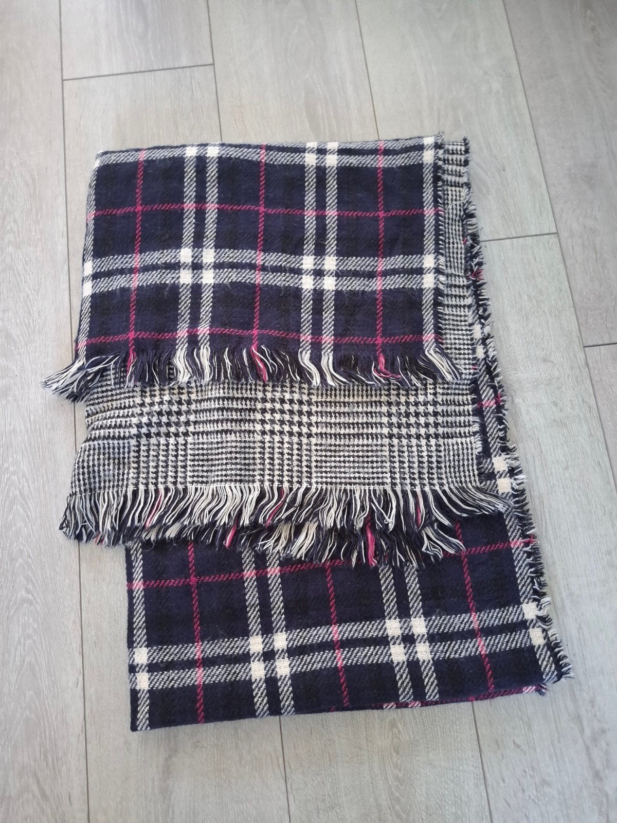 Geruit sjaal met franjes - Zwart, wit, roze, Maat 42/44 (L), Ophalen of Verzenden, Sjaal, Merkloos