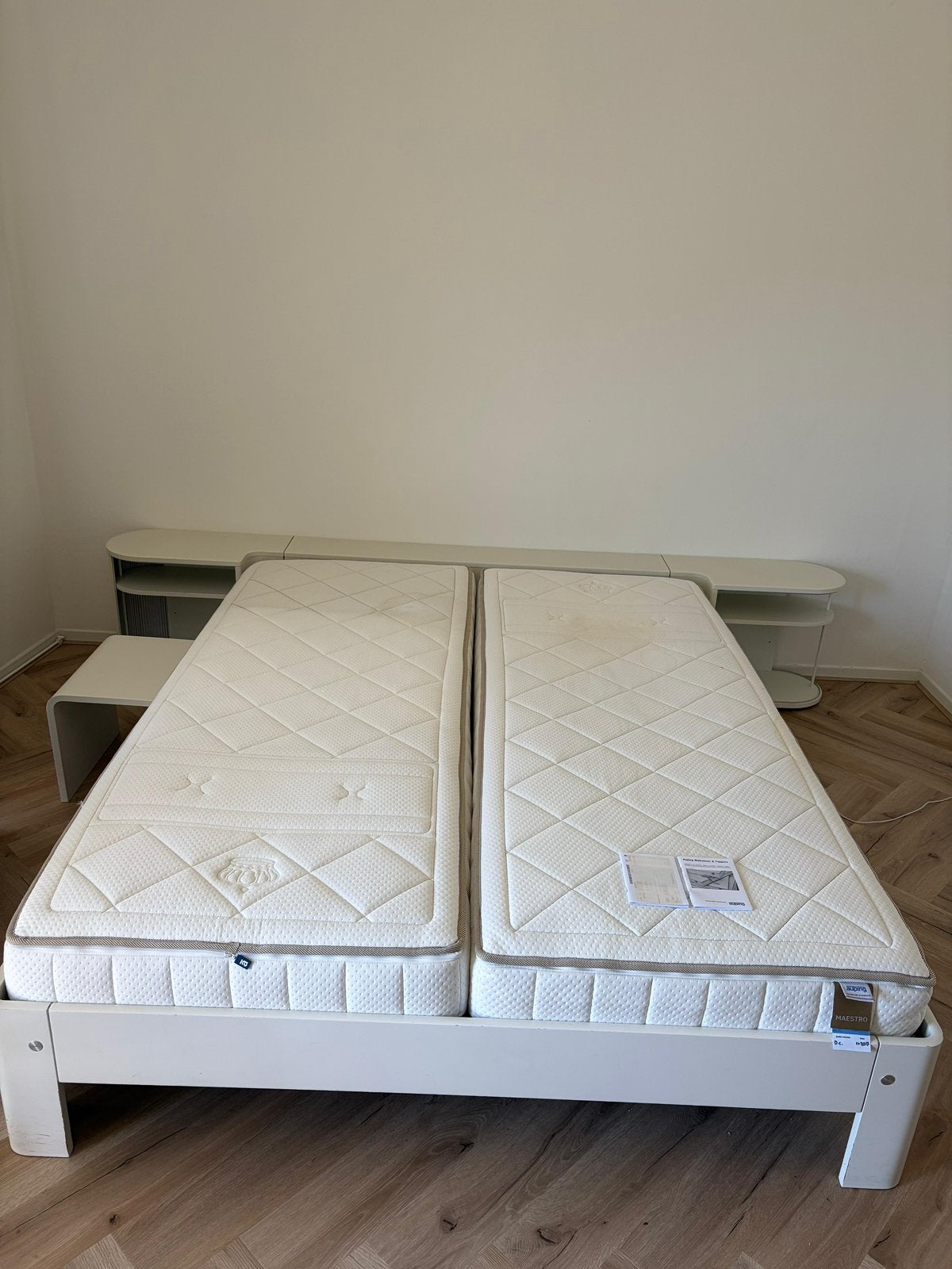 Auping Auronde 2-persoonsbed + nachtkastje-deel + tafeltje, Huis en Inrichting, Slaapkamer | Bedden, Ophalen, Wit, Tweepersoons