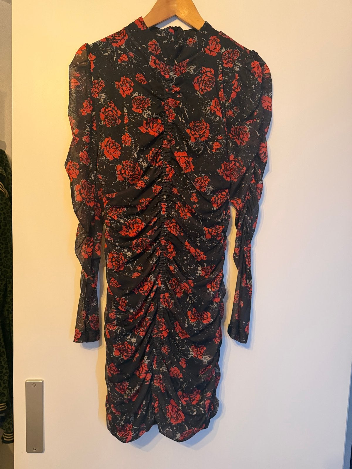 Nikkie Feestelijke Jurk met Rode Rozen en Plooi-effect, Kleding | Dames, Jurken, Maat 38/40 (M), Zwart, Ophalen of Verzenden, Zo goed als nieuw