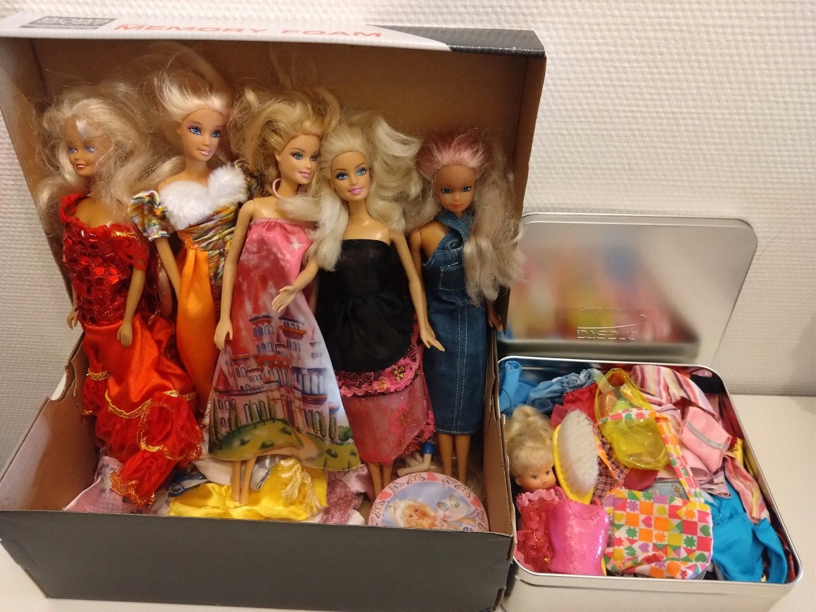 Vijf barbies met extra kleding en accessoires, Ophalen of Verzenden, Pop