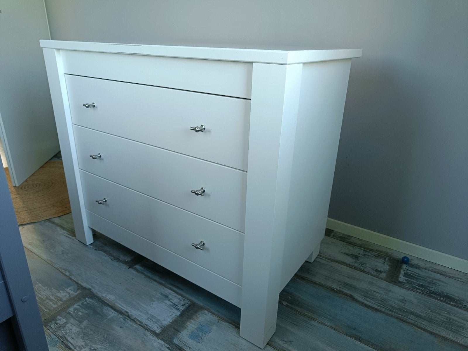Wit babybedje met lattenbodem en commode, Ophalen, 70 tot 85 cm, 140 tot 160 cm, Zo goed als nieuw