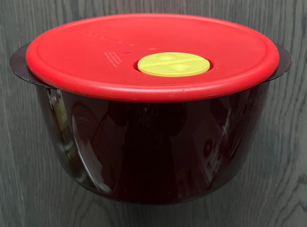 Tupperware Crystalplus/ Magnetron schaal 2 liter Rood, Huis en Inrichting, Keuken | Tupperware, Gebruikt, Schaal, Rood, Ophalen of Verzenden