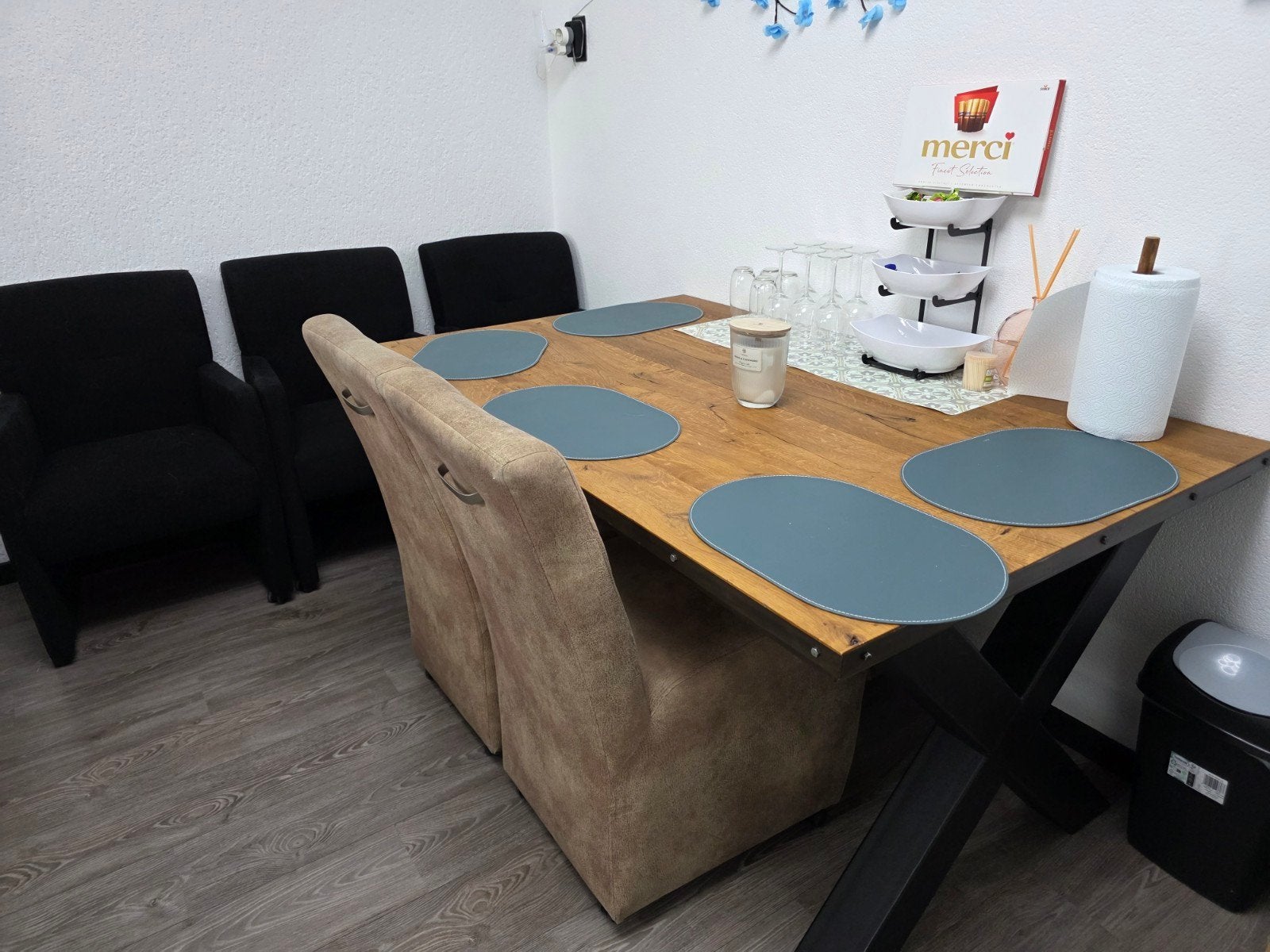 Solid wood table and 6 chairs, Huis en Inrichting, Bureaus, Zo goed als nieuw, Ophalen of Verzenden