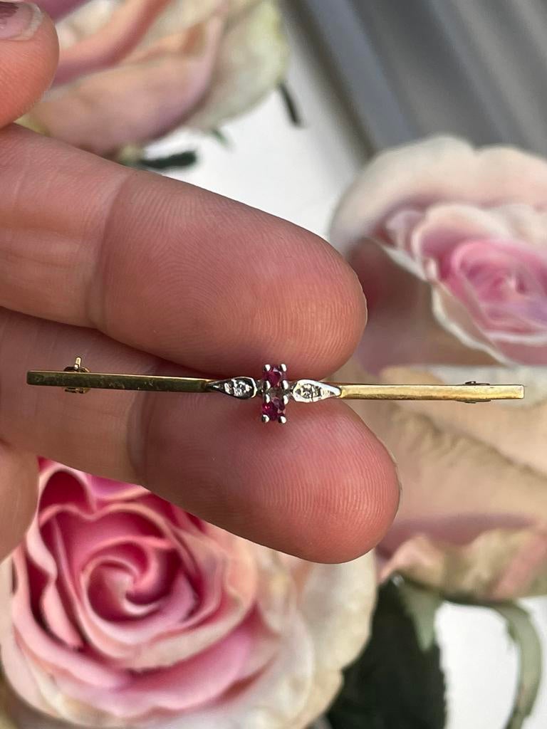 8 karaat geelgouden broche met robijnen en diamantjes, Sieraden, Tassen en Uiterlijk, Broches, Gebruikt, Minder dan 4 cm, Ophalen of Verzenden