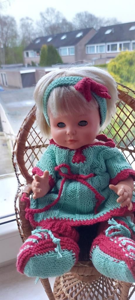 Fisher price pop met gebreide kleertjes, Ophalen of Verzenden, Babypop