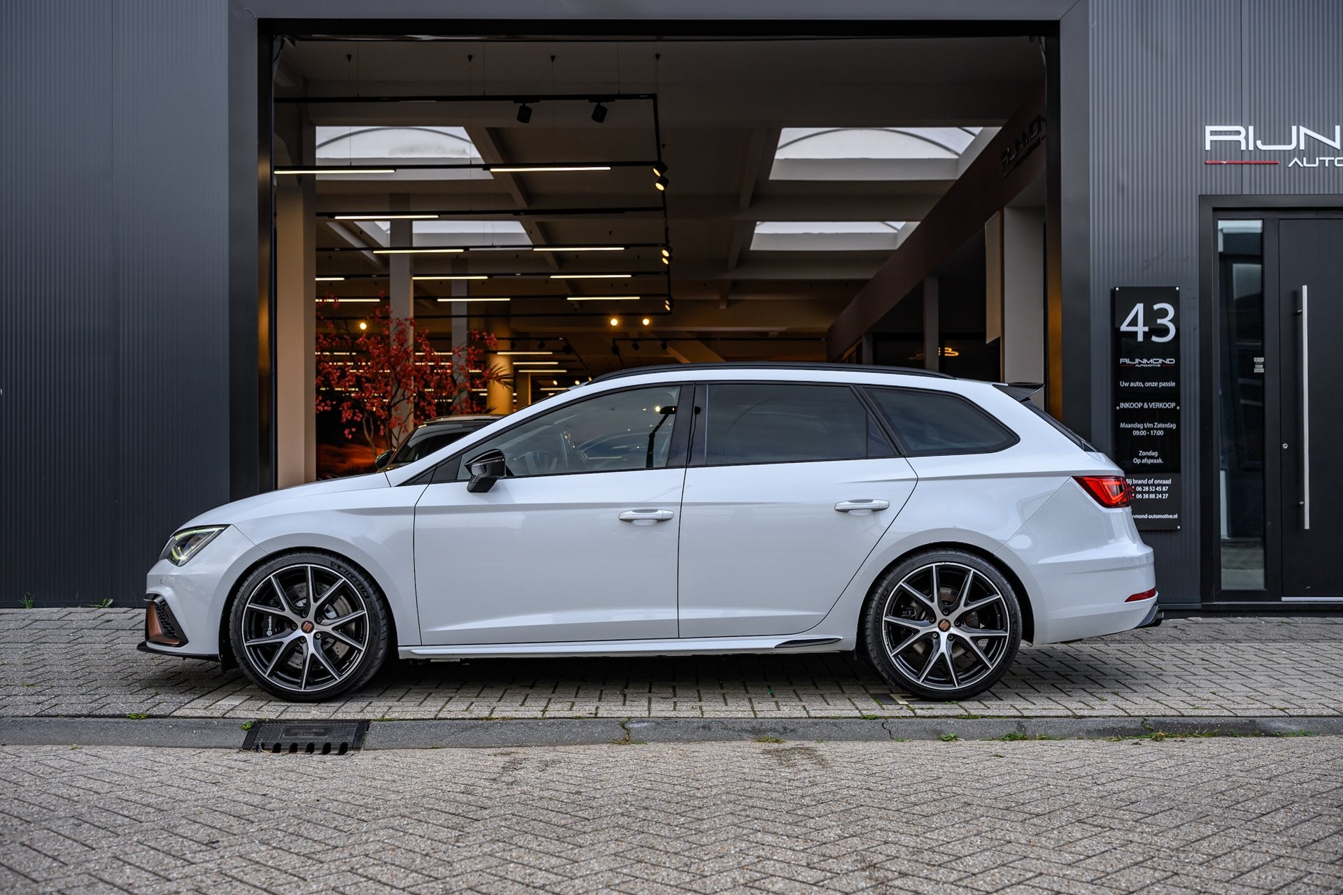 Seat Leon ST 2.0 TSI CUPRA R 4DRIVE |Pano|Carbon|Brembo|Beat, Auto's, Automaat, Dealer onderhouden, 15 km/l, Gebruikt