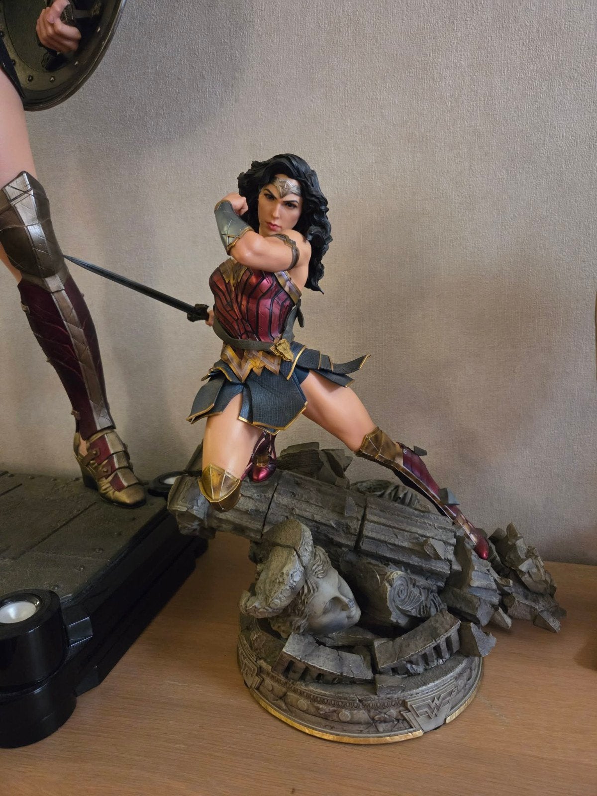 Queen Studios studio Wonder Woman sideshow, Ophalen