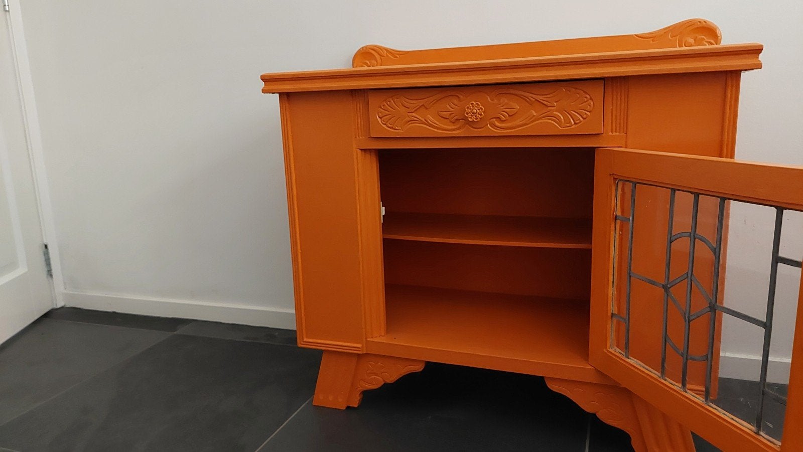 Oranje kastje met glas-in-lood deur, Antiek en Kunst, Ophalen