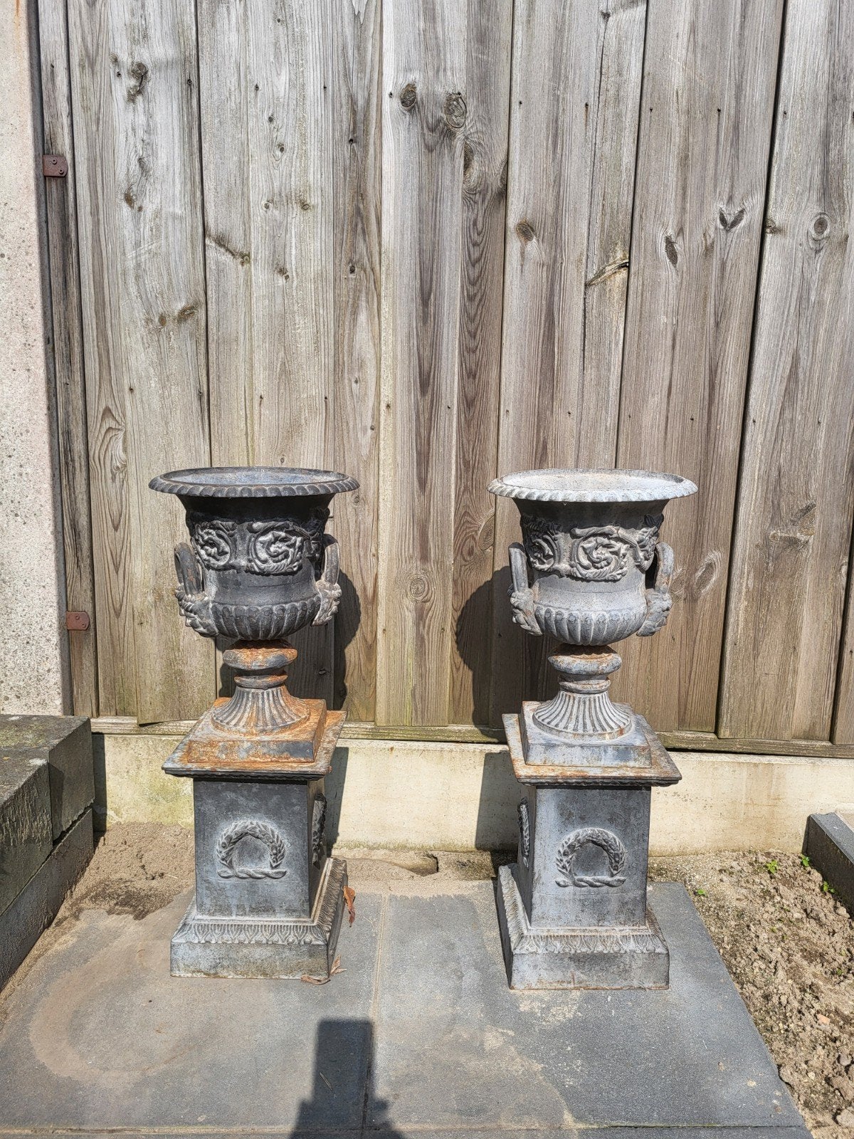 2 gietijzeren tuinvazen op sokkel, Tuin en Terras, Tuinvazen, Ophalen, Gebruikt