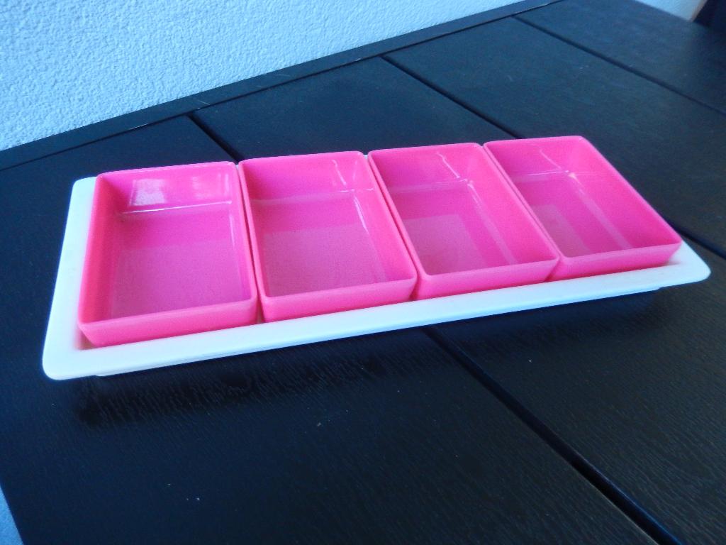 Witte schaal met roze bakjes van hard plastic, Ophalen, Overige materialen, Overige stijlen, Schaal of Schalen