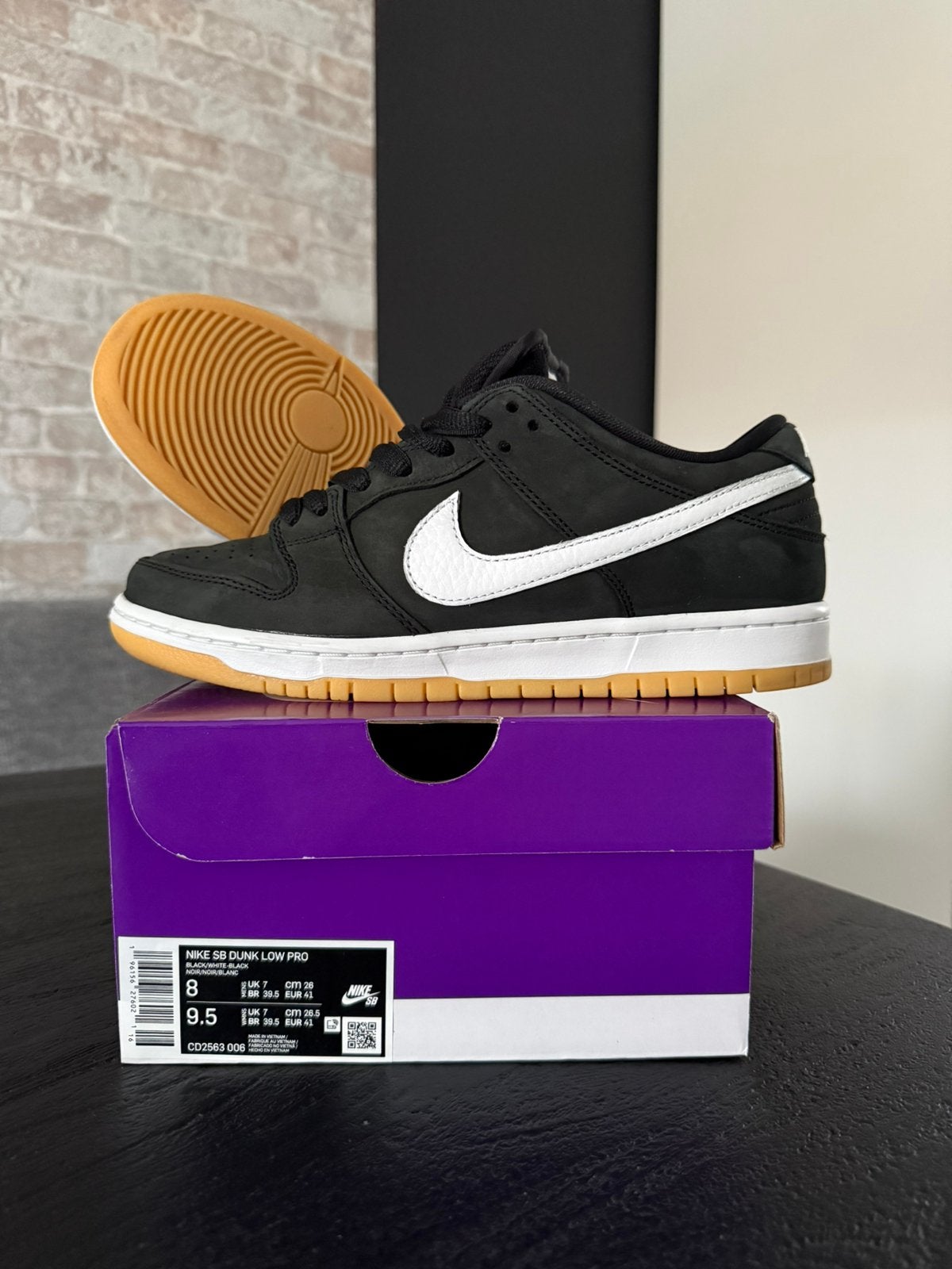 Nike SB Dunk Low Pro Black White Gum |  Maat 41, Ophalen of Verzenden, Zo goed als nieuw, Zwart
