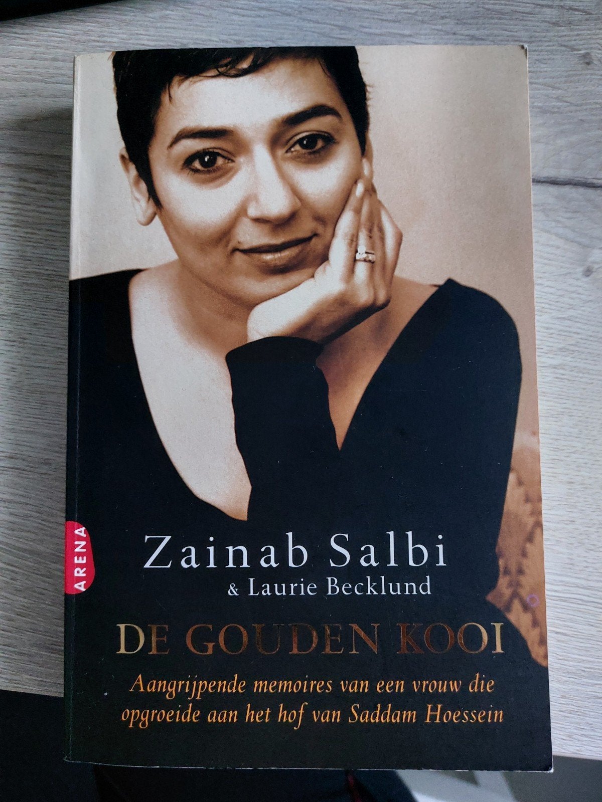 De Gouden Kooi - Zainab Salbi & Laurie Becklund, Ophalen of Verzenden, Zo goed als nieuw, Zainab Salbi & Laurie Becklund, Politiek