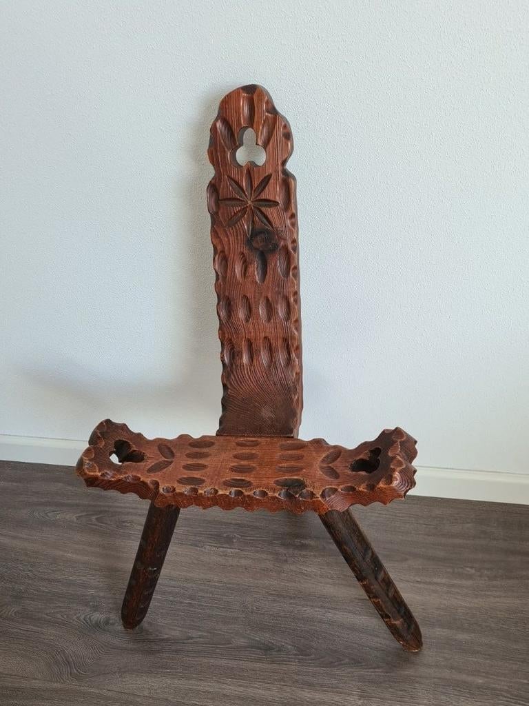 Hout gesneden krukje drie poten, Huis en Inrichting, Krukjes, Ophalen, Zo goed als nieuw, Hout