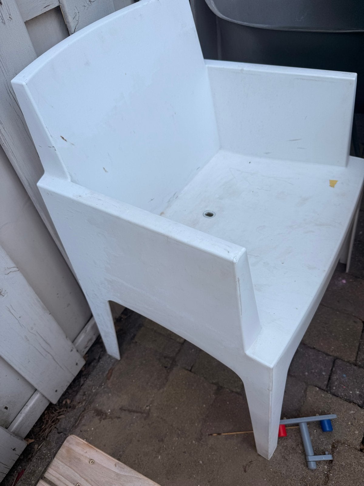Witte stapelbare tuinstoel van hard plastic, Tuin en Terras, Tuinstoelen, Ophalen, Gebruikt, Plastic, Stapelbaar