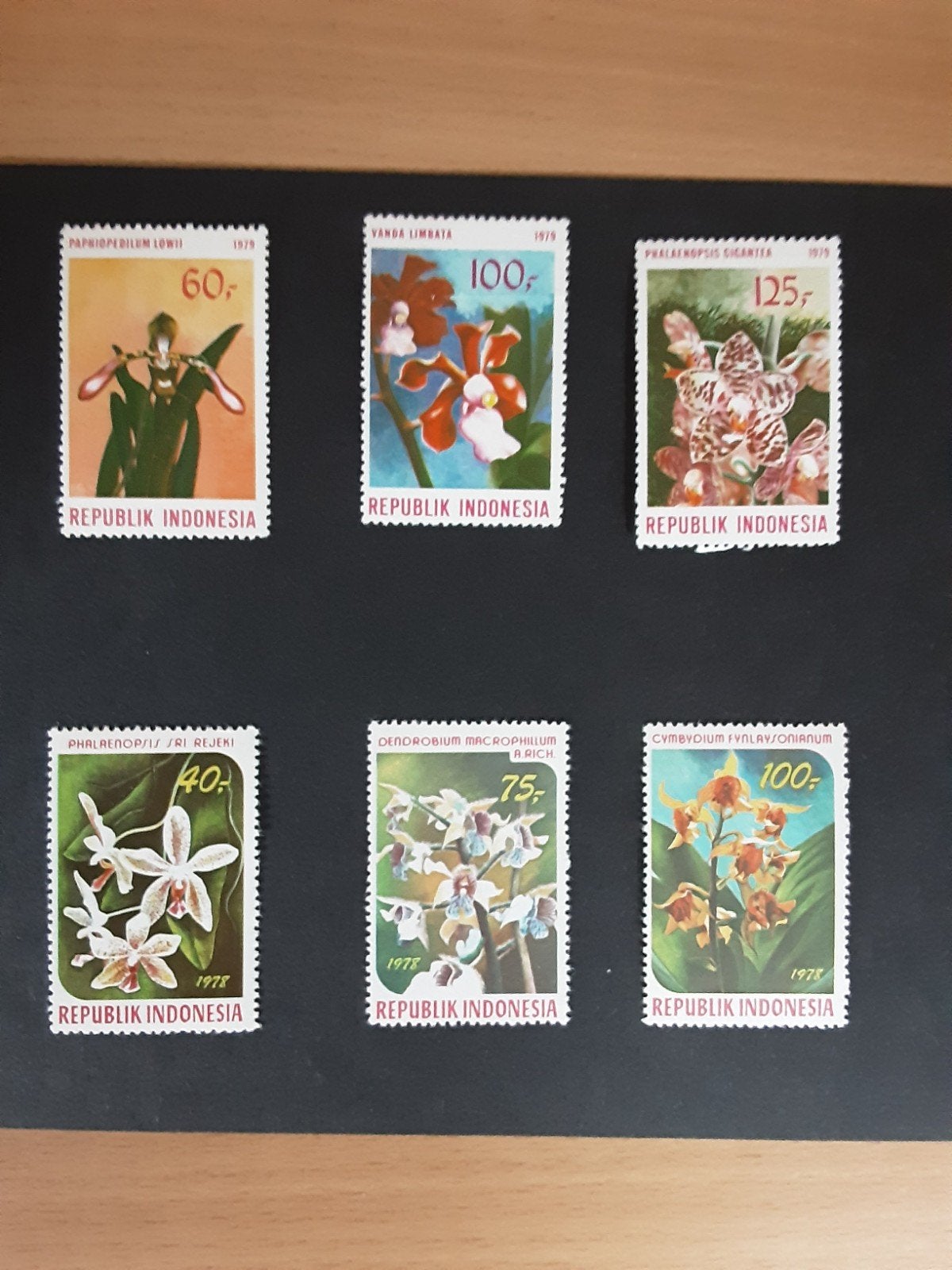 Republiek Indonesia  bloemen serie, Postzegels en Munten, Ophalen of Verzenden, Dier of Natuur