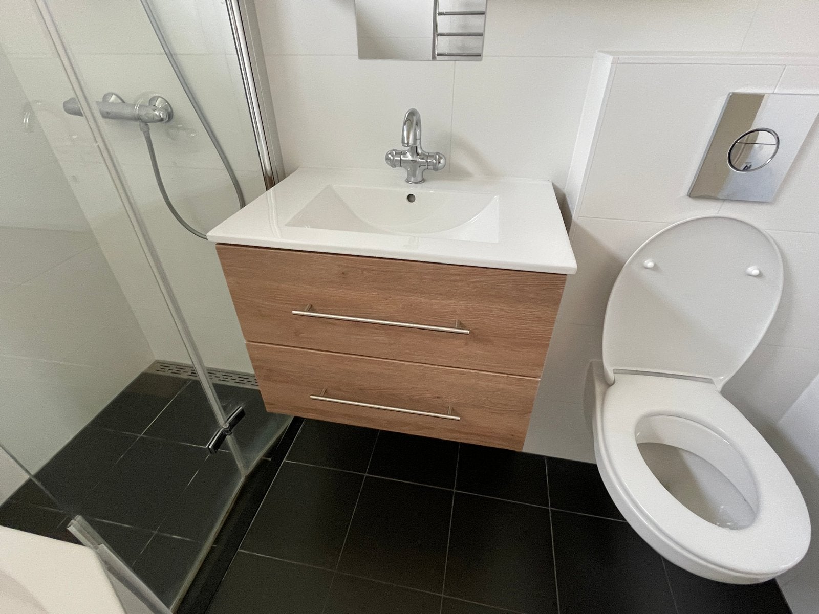 Moderne Badkamermeubel met wastafel, toilet en spiegel., Ophalen, 50 tot 100 cm, Zo goed als nieuw, Minder dan 100 cm