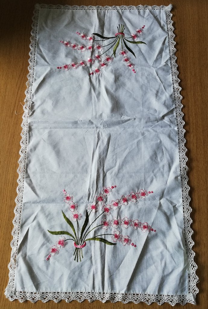 Vintage geborduurde kleedje met bloemen, Huis en Inrichting, Handgemaakt, Katoen, Overige merken, Wit
