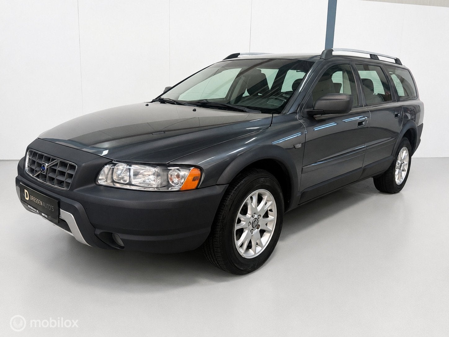 Volvo XC70 2.5 T Kinetic AUTOMAAT / LEER, Auto's, Volvo, Automaat, Gebruikt, XC70, 2521 cc