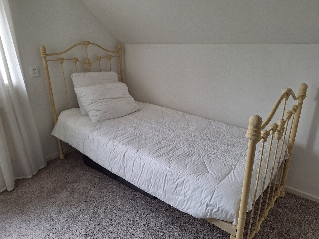 Brocante metaal, ijzeren eenpersoons bed. Inclusief matras, Ophalen, 90 cm, Eenpersoons, Zo goed als nieuw