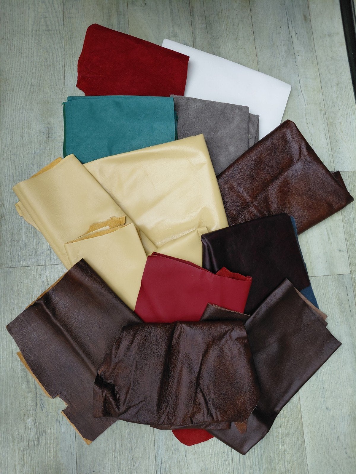 16 stukken skai- of kunstleer in verschillende kleuren, Overige kleuren, Leer of Kunstleer, Nieuw, Ophalen of Verzenden