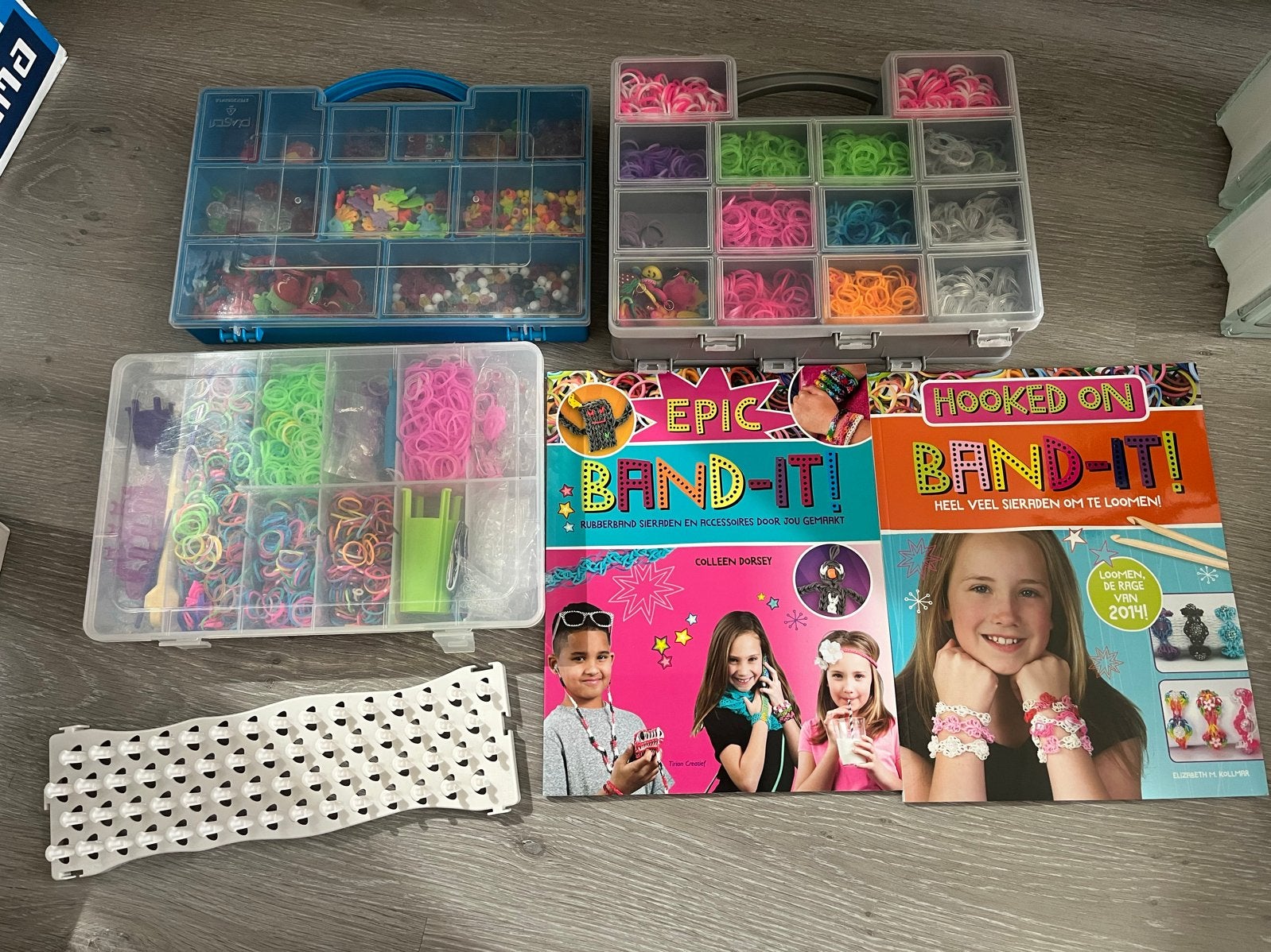 Grote set Loom Bands met boeken en accessoires, Gebruikt, Overige thema's, Meerkleurig, Ophalen of Verzenden