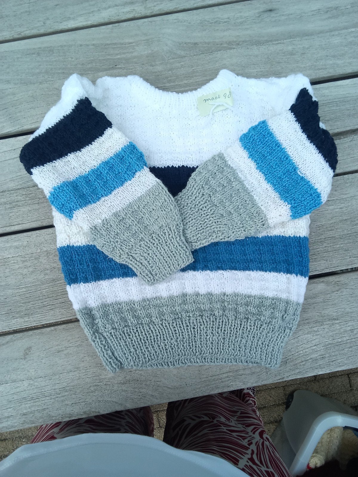 Gebreide trui maat 98 - wit, blauw en grijs gestreept, Trui of Vest, Handgemaakt, Ophalen of Verzenden, Zo goed als nieuw