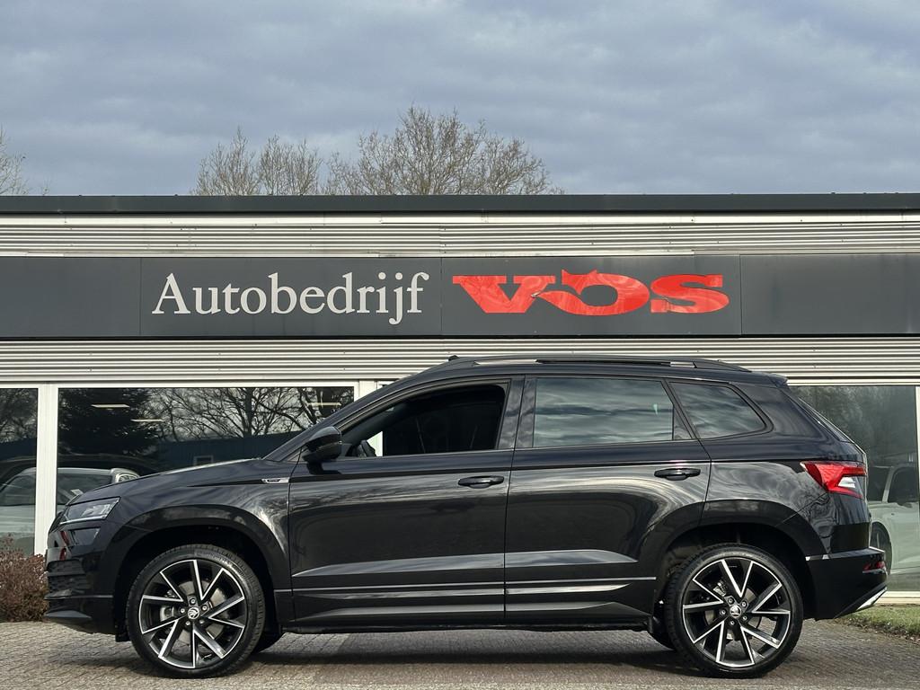 Skoda Karoq 1.5 TSI ACT Sportline | Panodak | ACC | Camera |, Stof, 4 cilinders, Zwart, Bedrijf