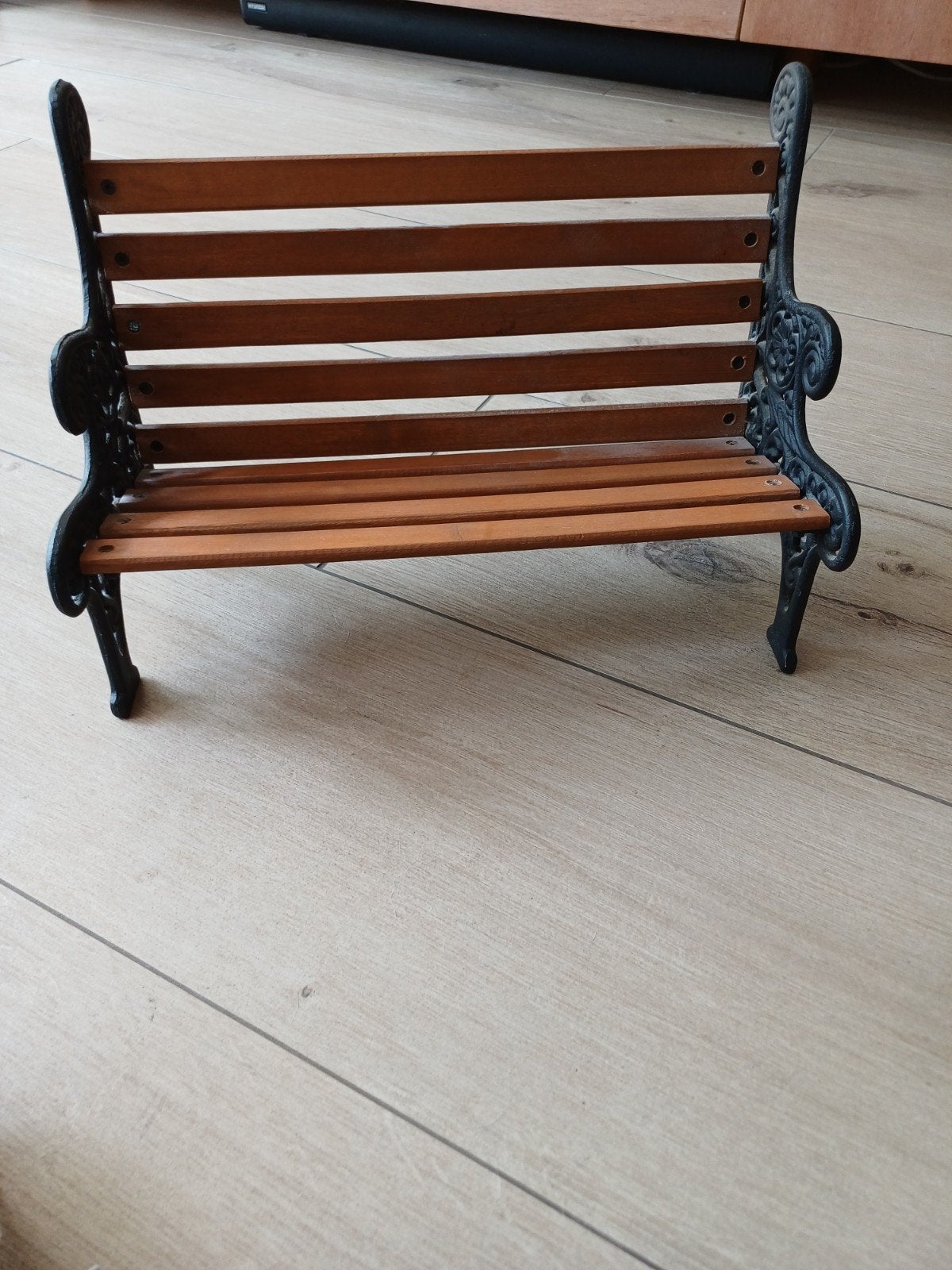 Decoratieve miniatuur bankje van hout en metaal, Ophalen, Gebruikt, Bruin, Vintage