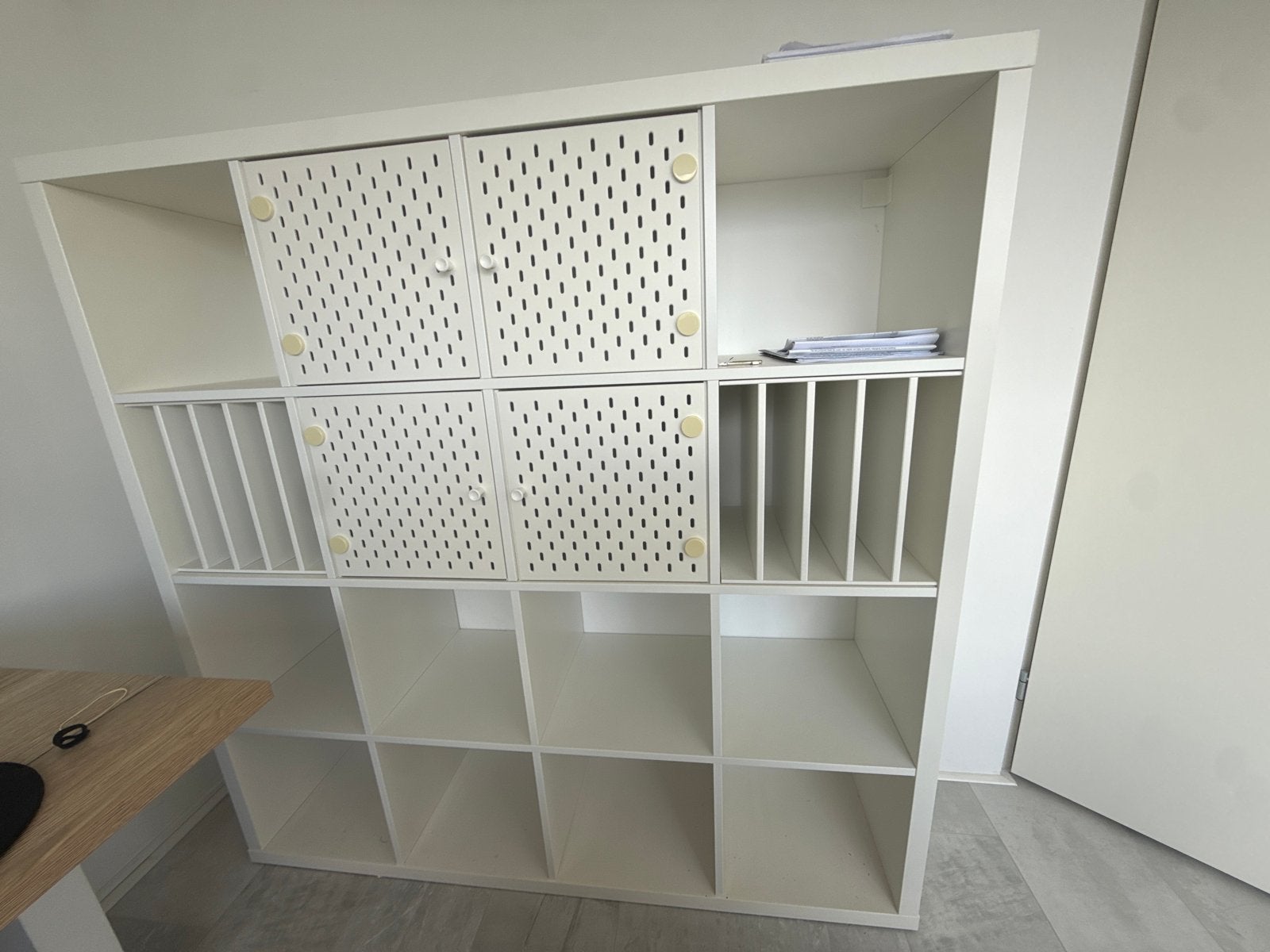 Witte Kallax kast met deuren en vakken, Huis en Inrichting, Gebruikt, 100 tot 150 cm, Ophalen of Verzenden, 25 tot 50 cm