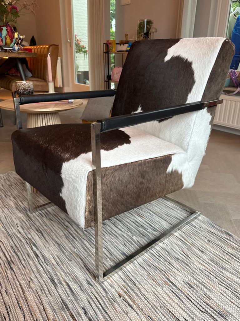 Design fauteuil met koeienhuid en metalen frame, Ophalen, Gebruikt, Bruin, Leer