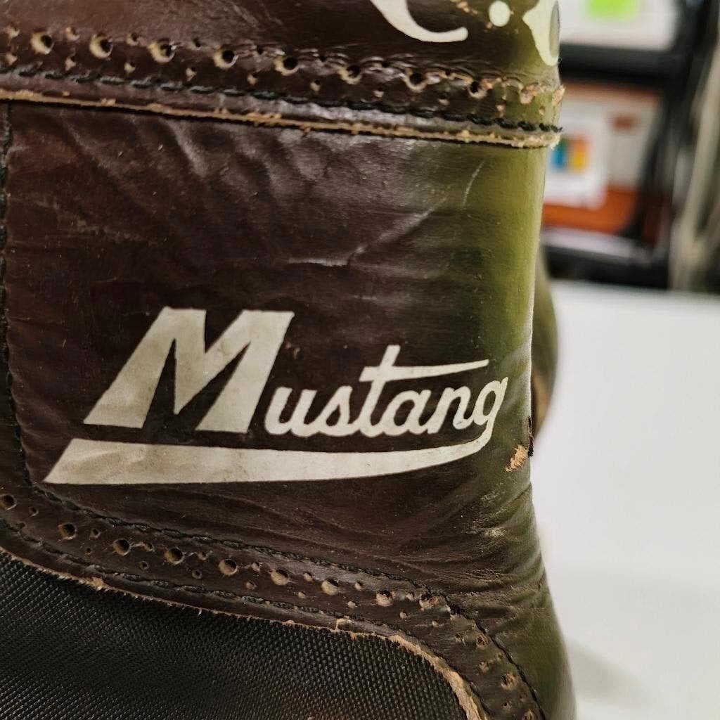 Foto 2 van schaatsen Mustang maat 8 ``Vintage schaatsen``