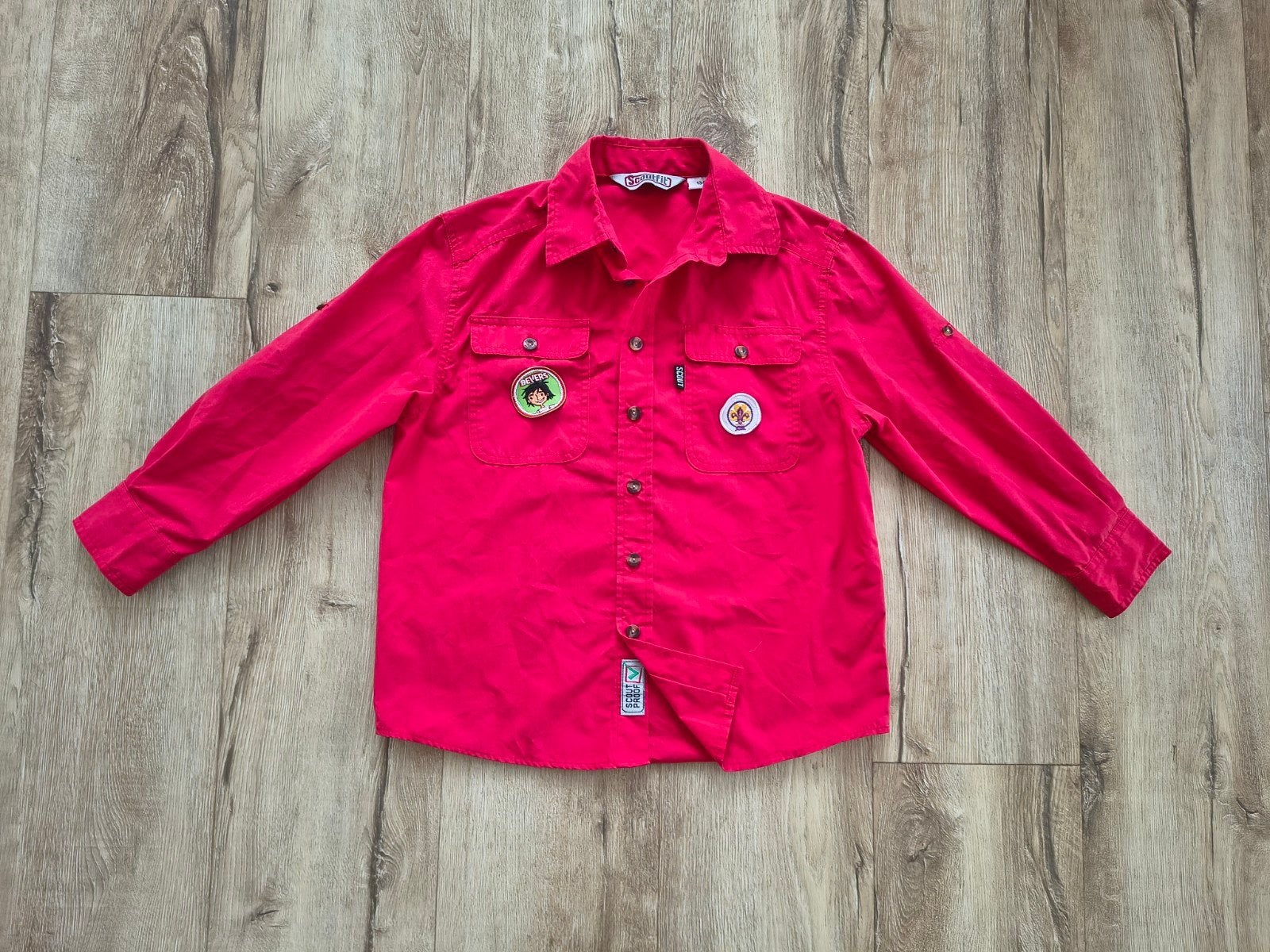 Mooie rode scoutingblouse, Bever uniform, Scoutfit, maat 134, Verzamelen, Onb, Ophalen of Verzenden, Kleding, Onb