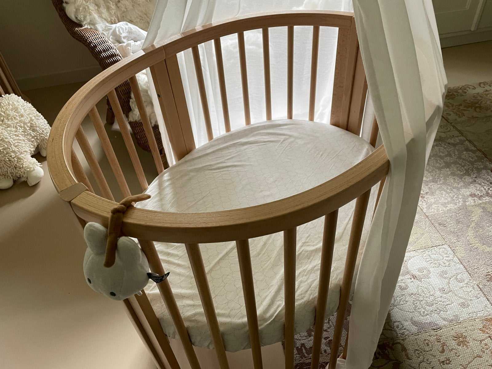 Stokke sleepi mini bed V3 natural + piekstok+hemel sleepi, Kinderen en Baby's, Ophalen, Zo goed als nieuw, Ledikant
