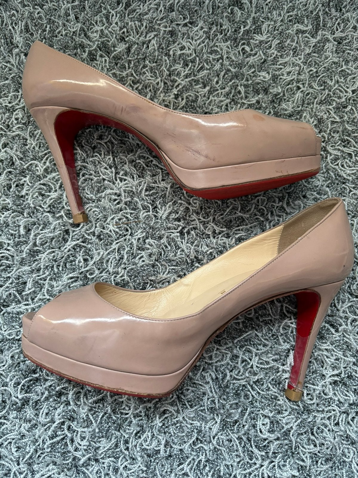 Christian louboutin pump met open neus maat 40, Pumps, ., Beige, Ophalen of Verzenden