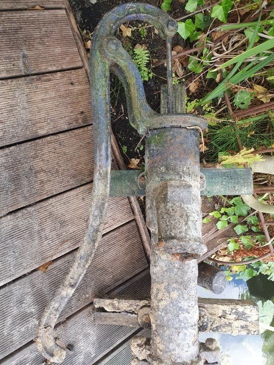 Antieke gietijzeren waterpomp - Decoratief object, Tuin en Terras, Ophalen of Verzenden, Gebruikt, Handmatig, Overige typen