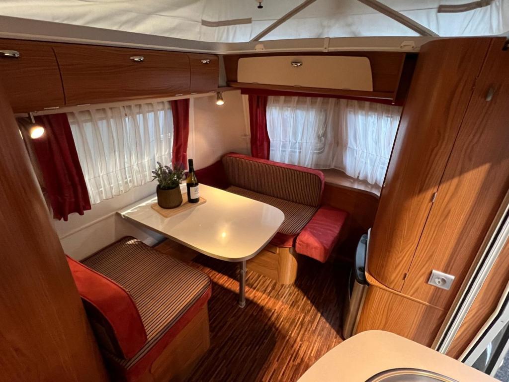 Eriba Touring 550 topstaat, opblaas luifel, dwarsbed, hefdak, Bedrijf, Treinzit, 4 tot 5 meter, Eriba