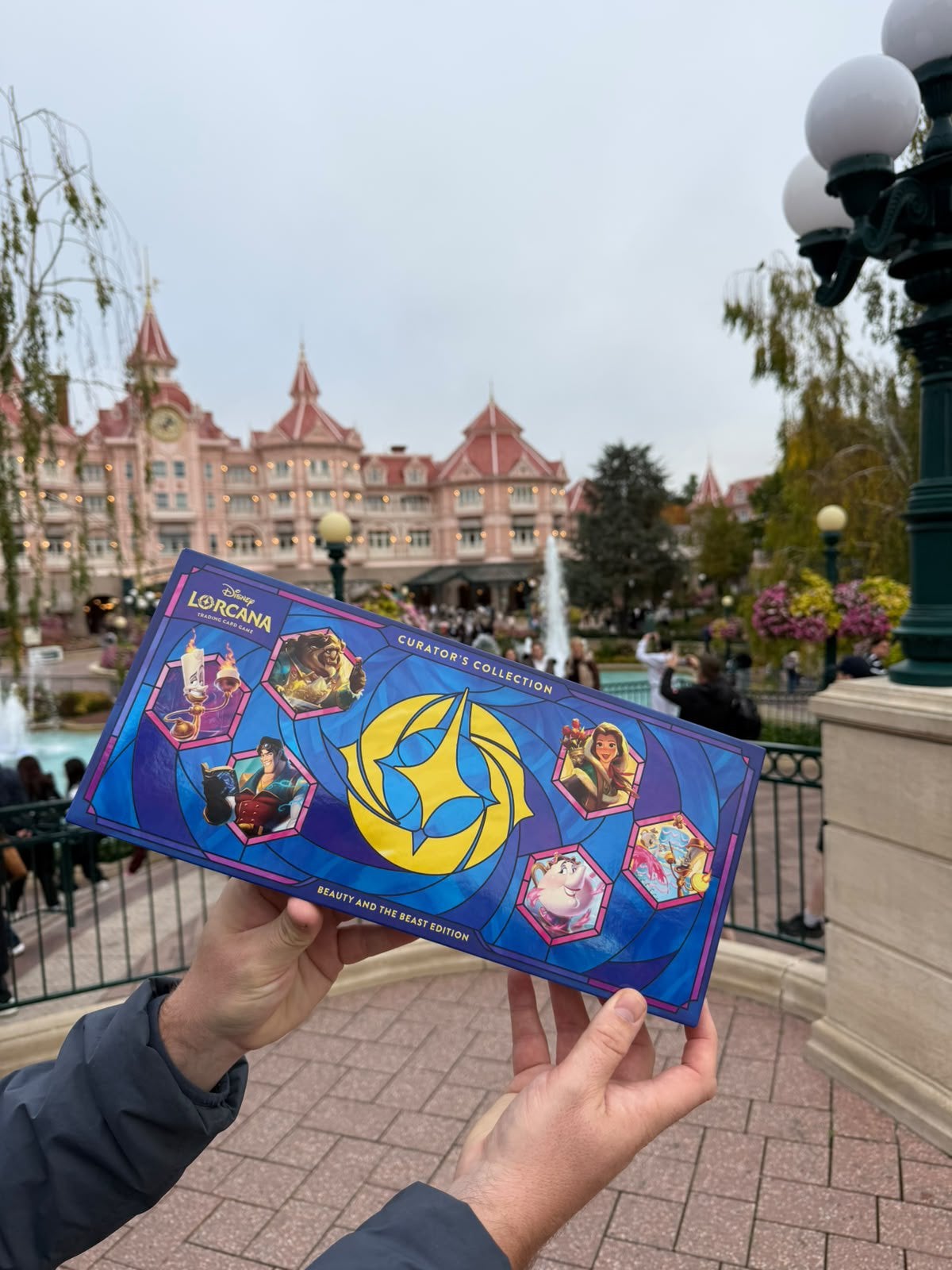 Disney Lorcana - Beauty and the Beast - Curators Box - Nieuw, Ophalen of Verzenden, Nieuw, Boosterbox, Foil
