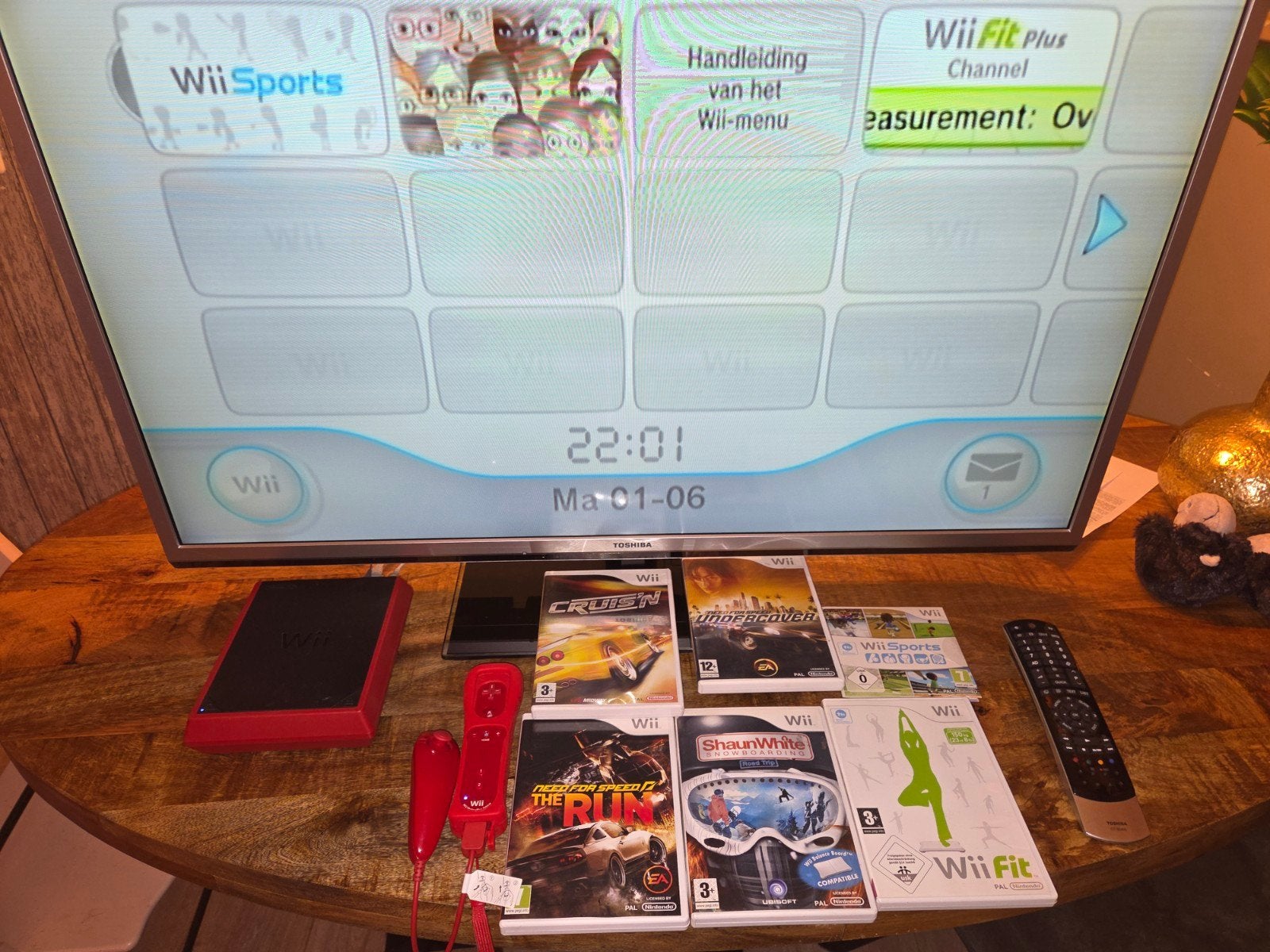 Wii mini rood  + LCD TV TOSHIBA  en 6 spellen ZGAN nintendo, Spelcomputers en Games, Spelcomputers | Nintendo Wii, Ophalen of Verzenden
