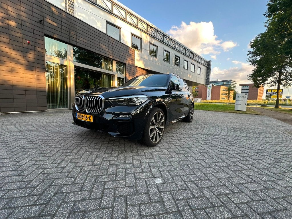 BMW X5 45e M-Sport | 22" | Pano | HUD | 360 | Garantie 2026, Dealer onderhouden, 77 km/l, 394 pk, Zwart