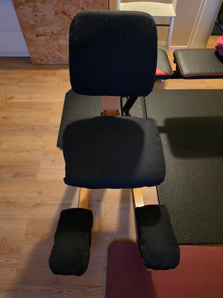 Stokke kniestoel met rugleuning, Huis en Inrichting, Ophalen, Zo goed als nieuw, Zwart, Bureaukruk