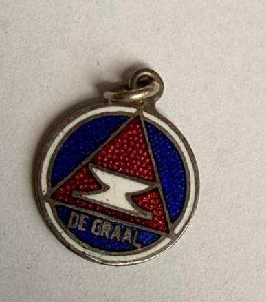 Vintage 'De Graal' medaille/hanger, rood, wit, blauw emaille, Verzamelen, Verzenden, Zo goed als nieuw